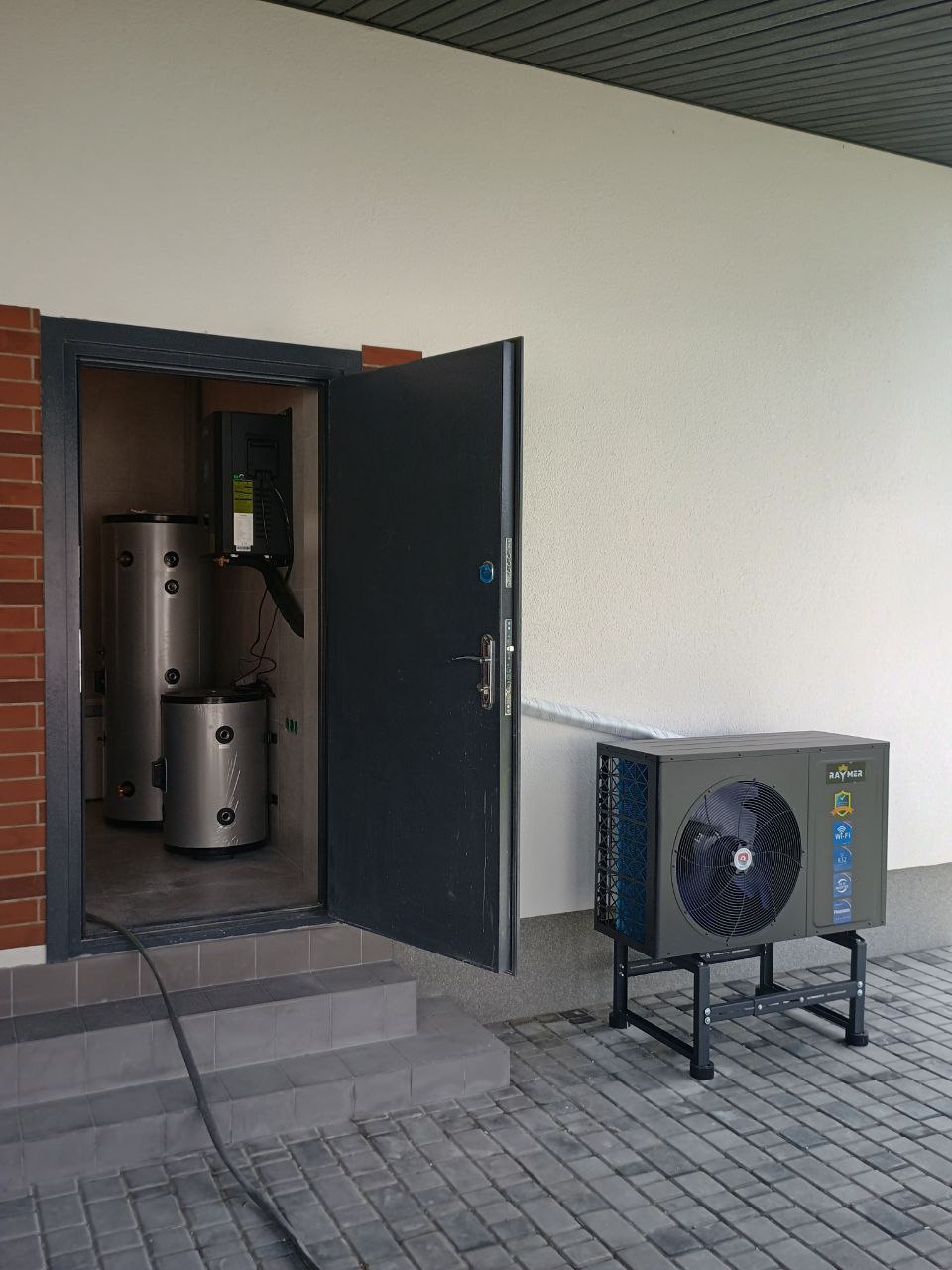 Ходосовка, Киевская область. Установка Raymer RAY-15DS2-EVI (380В) и бака ГВС Raymer DHWP 200L, бака-накопителя Raymer IMP 60L